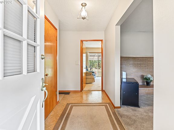 3rd image of 704 N 1st Ave