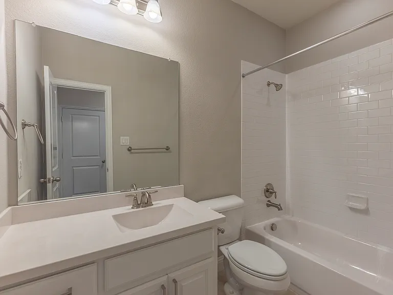825 Warwick Blvd — Photo 8