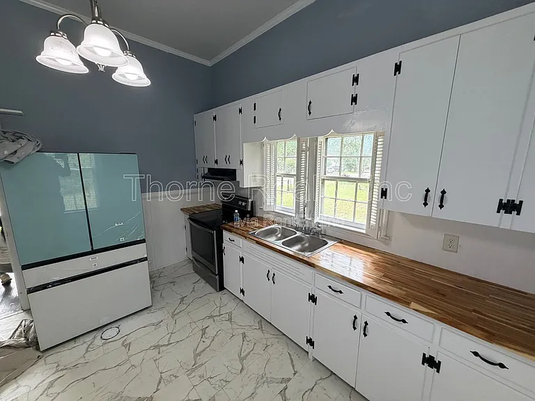 412 W Walnut St — Photo 15