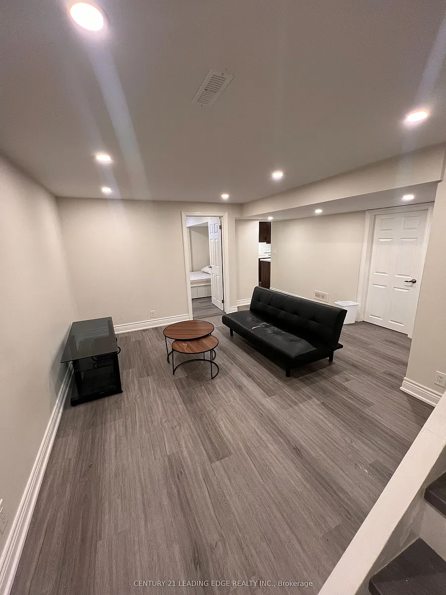 Building Photo - 39 Waddington Cres