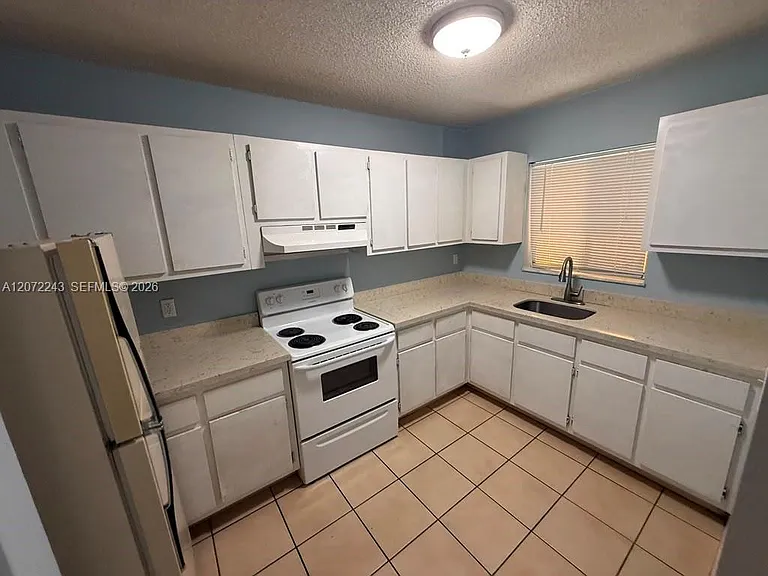 1501 W 42nd St #205 — Photo 3