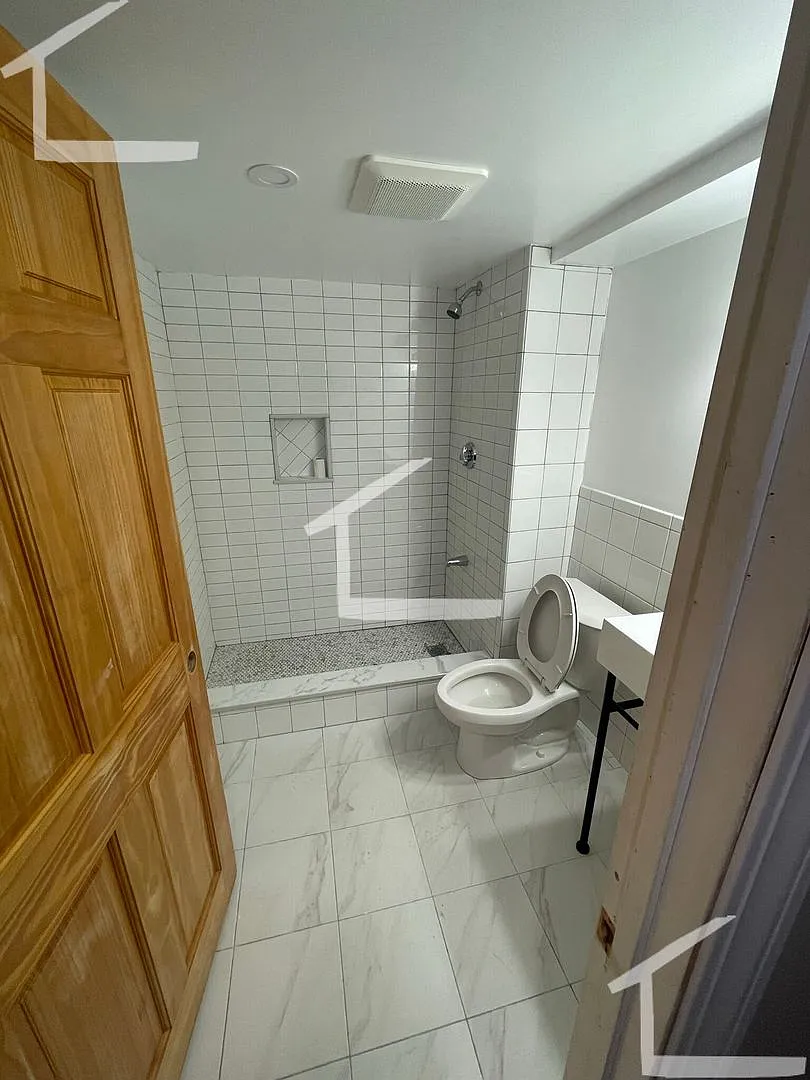 Huge 4 bed in Brookline — Photo 3