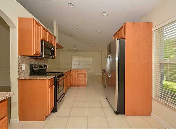 4th image of 812 NW Waterlily Pl