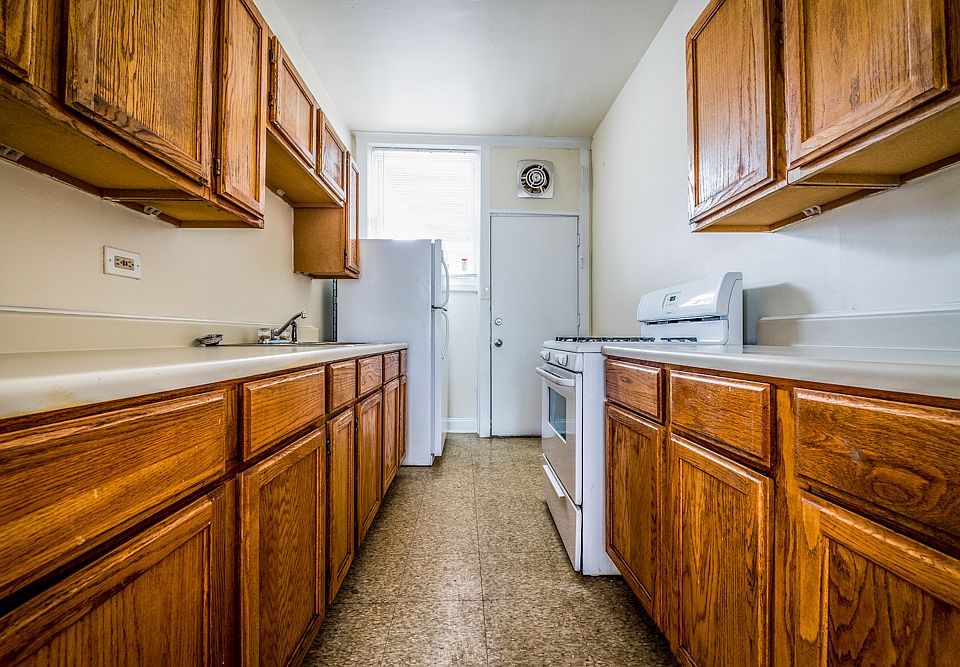 1st image of 10425 S Vernon Ave #3