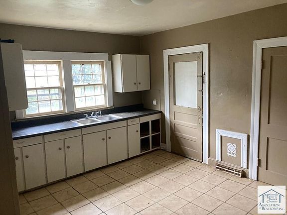4th image of 1112 Sylvan Ave