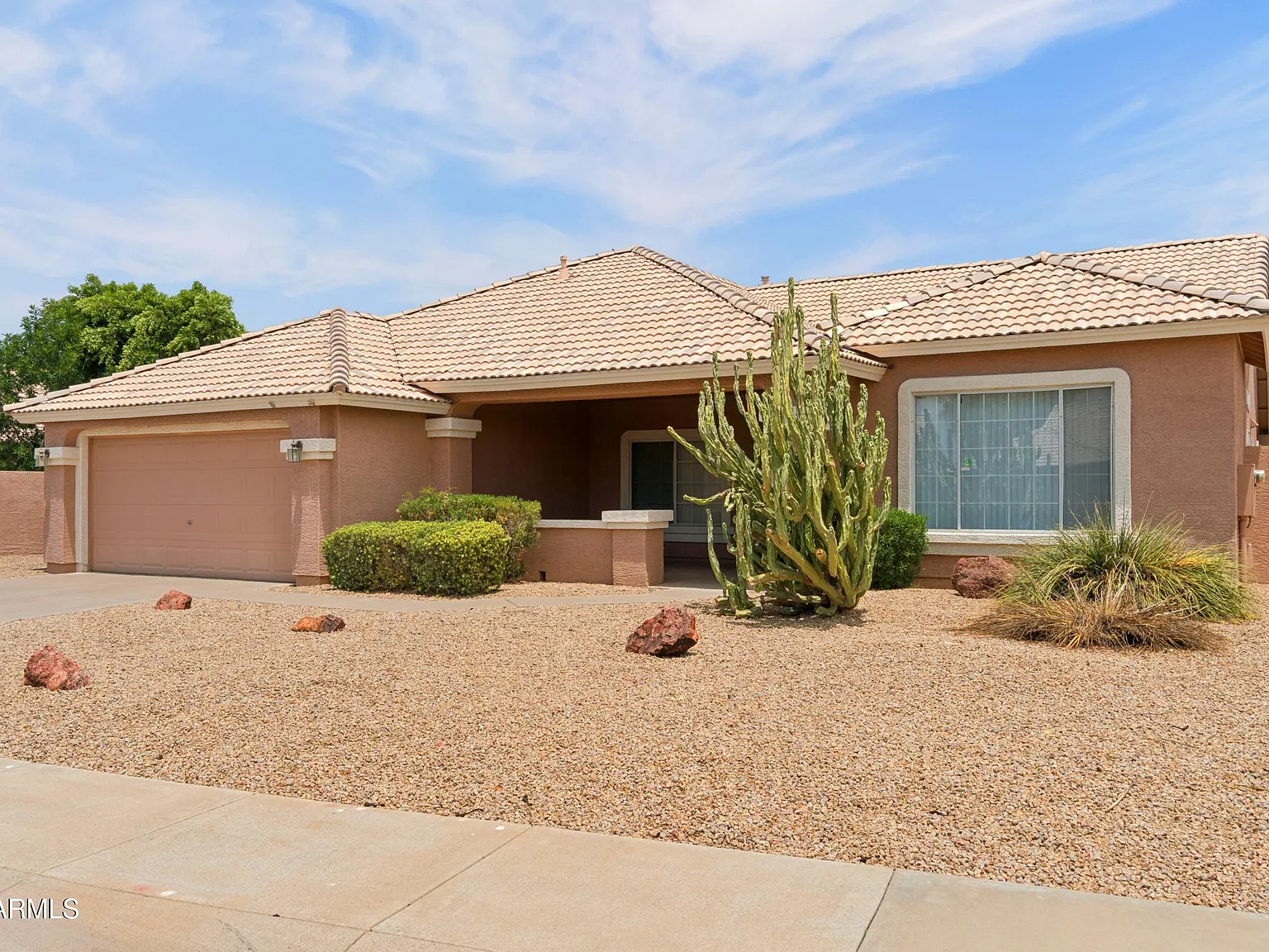 3 bed, 2.0 bath, 2210 sqft, $2,050 — Photo 2