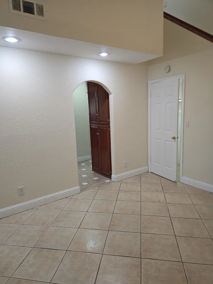 3 bed, 3.0 bath, 1368 sqft, $2,700 — Photo 2