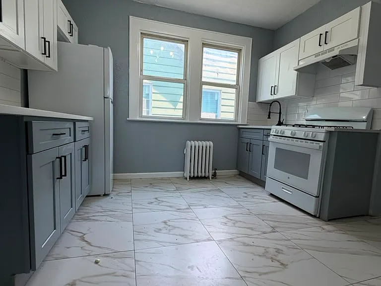 100 Smith St #3 — Photo 1