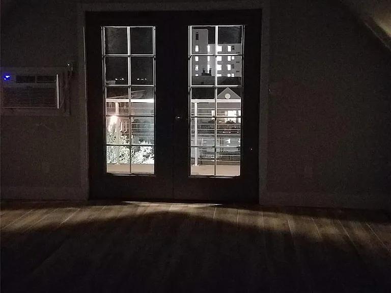 241 E Broadway #4 — Photo 18