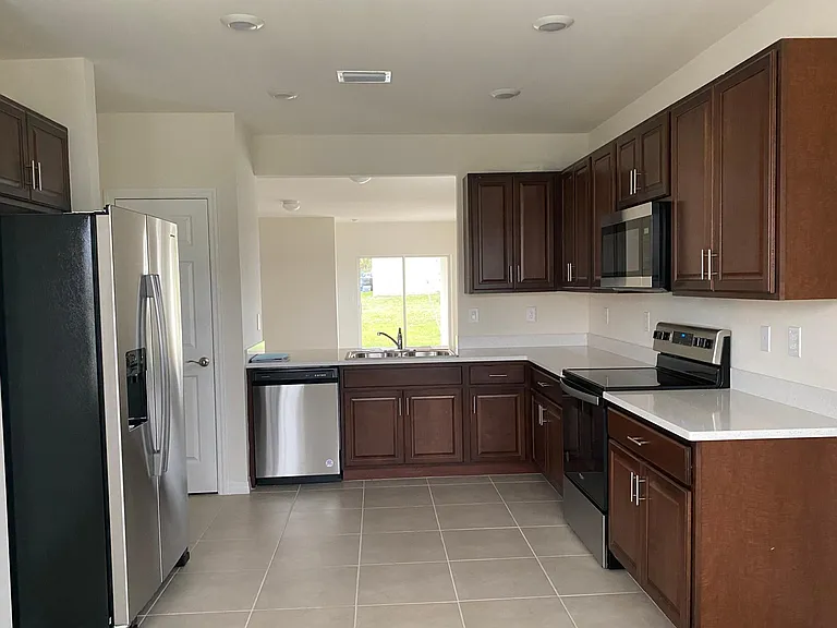1207 SW Embers Ter — Photo 9