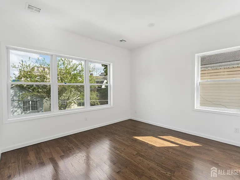910 Bergen St #2 — Photo 9