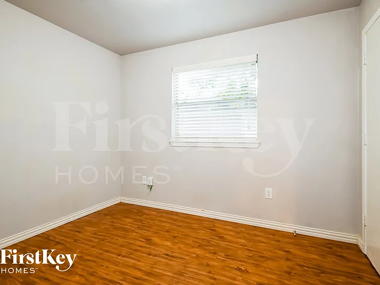 302 Shorewood Dr — Photo 12