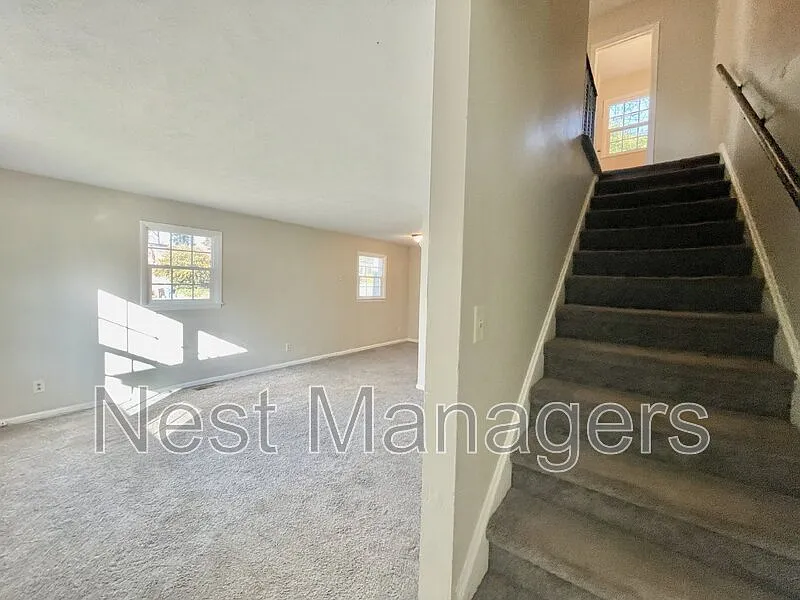 2 bed, 1.0 bath, $905 — Photo 2