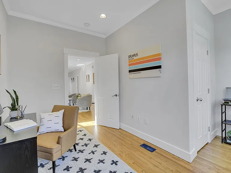 861 32nd St — Photo 36