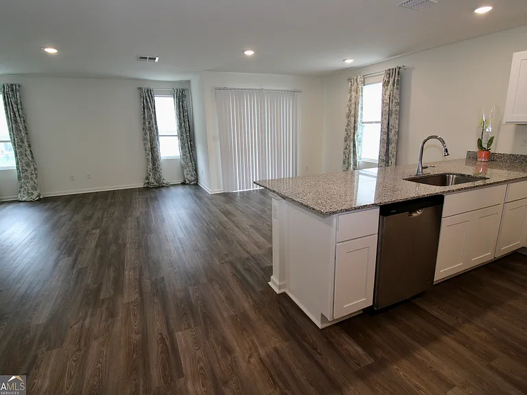 205 Landing Blvd — Photo 3
