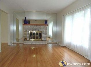 1154 Lee Rd, Northbrook, IL 60062