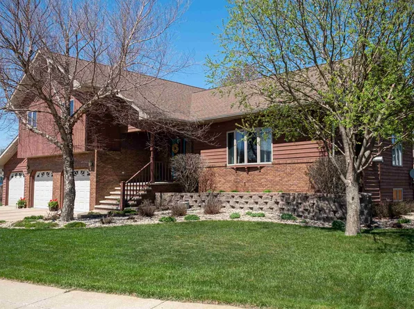 1038 NE 8th St, Madison, SD 57042