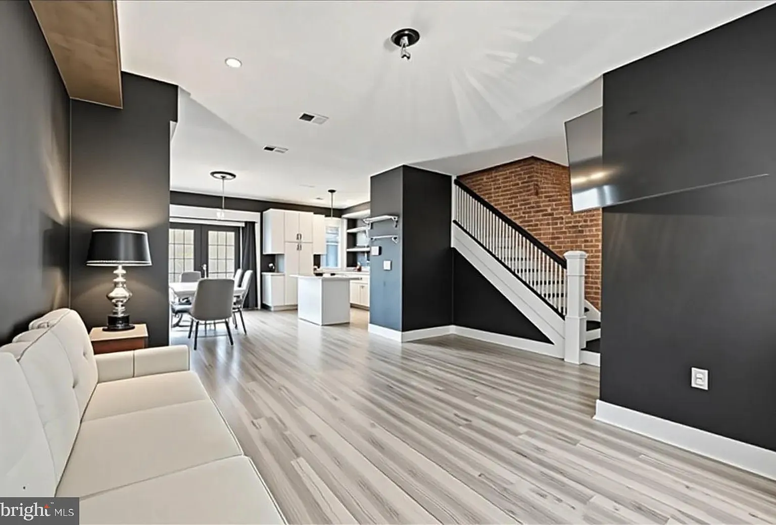 4 bed, 2.0 bath, 1760 sqft, $6,985 — Photo 3