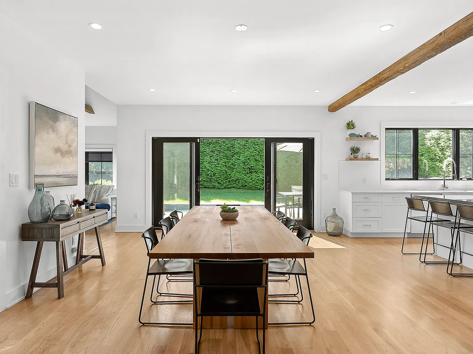 Centrally Located East Hampton 5 Bed Oasis — Photo 3