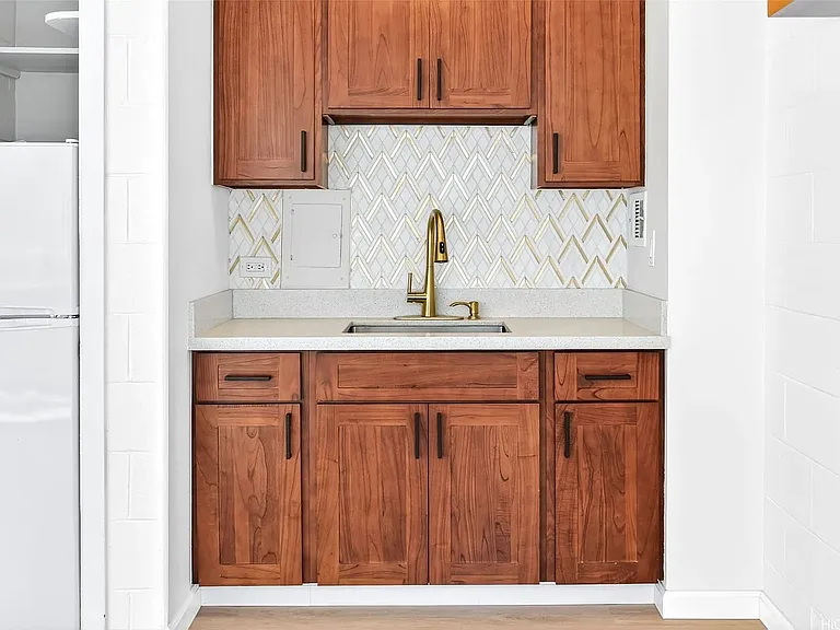 445 Kaiolu St #401 — Photo 8