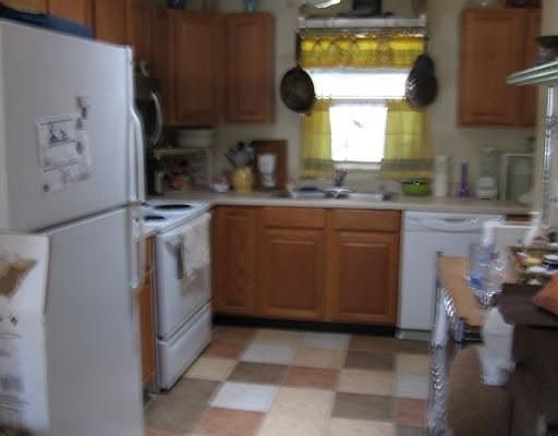 Kitchen with Tile floor
