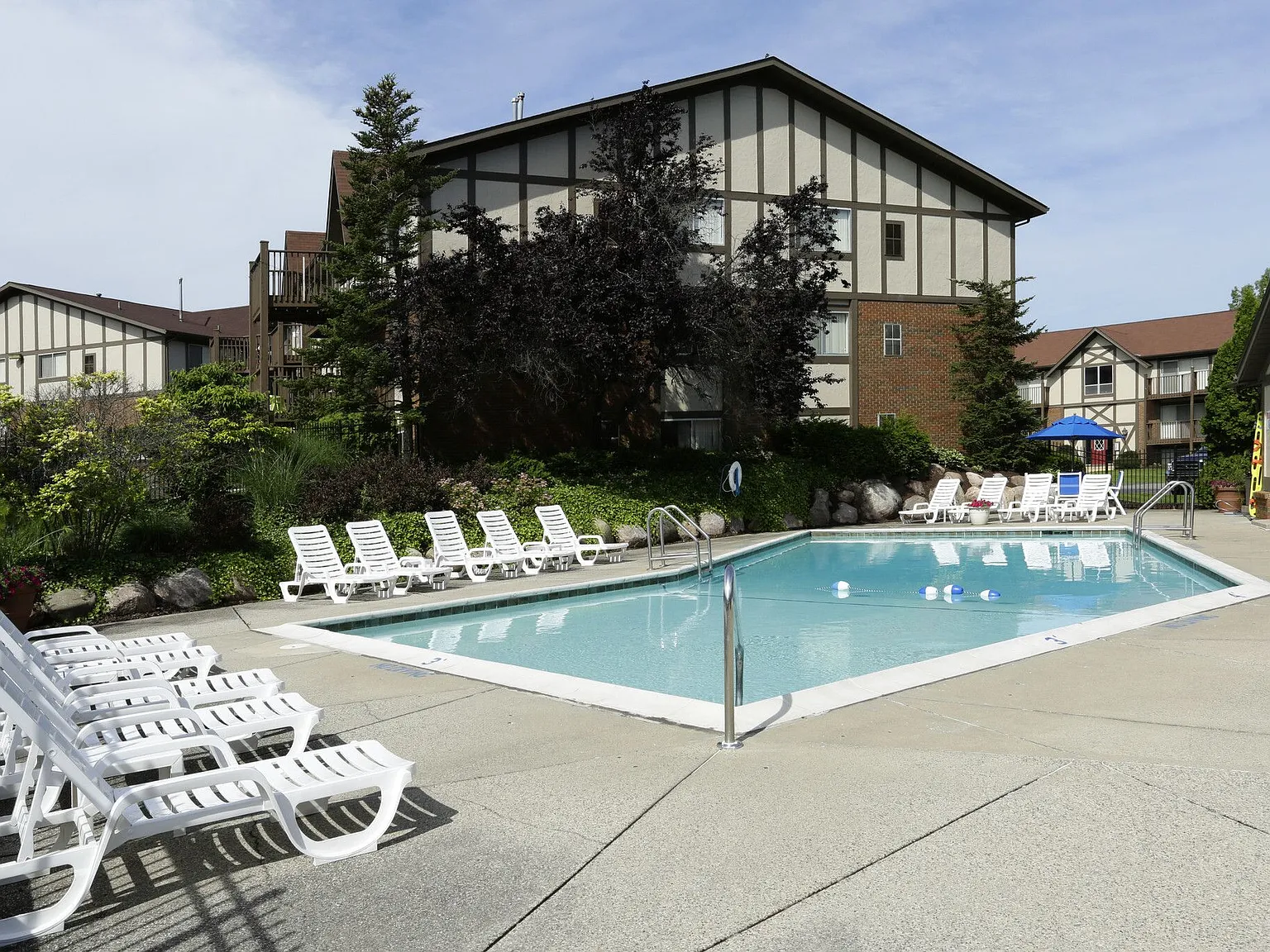 Sutton Club Apartments — Photo 4