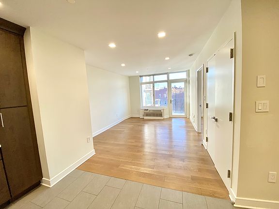 3rd image of 544 Manhattan Ave APT 4C