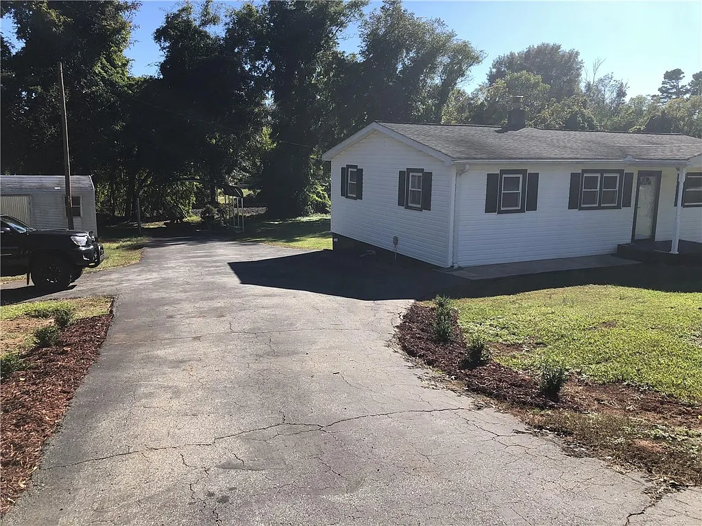 3 bed, 1.0 bath, $1,200 — Photo 3