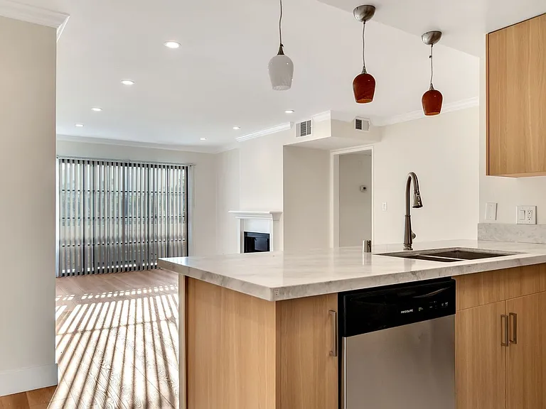 1520 N Vista St #203 — Photo 3