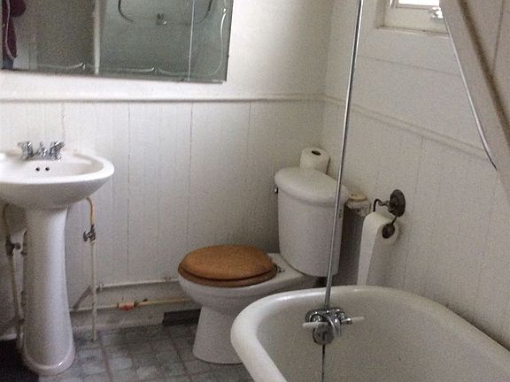 Bathroom tub/shower