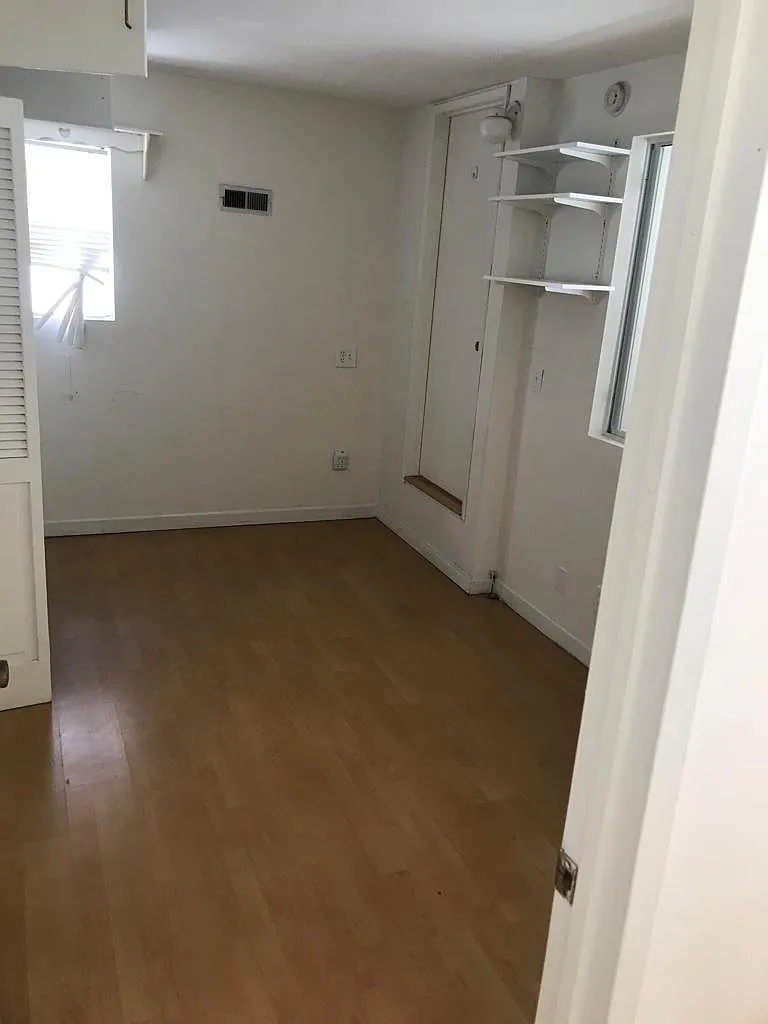 136 S Clark Dr — Photo 3