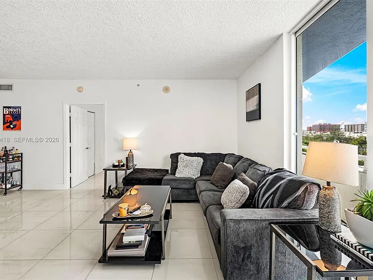 275 NE 18th St #708 — Photo 32