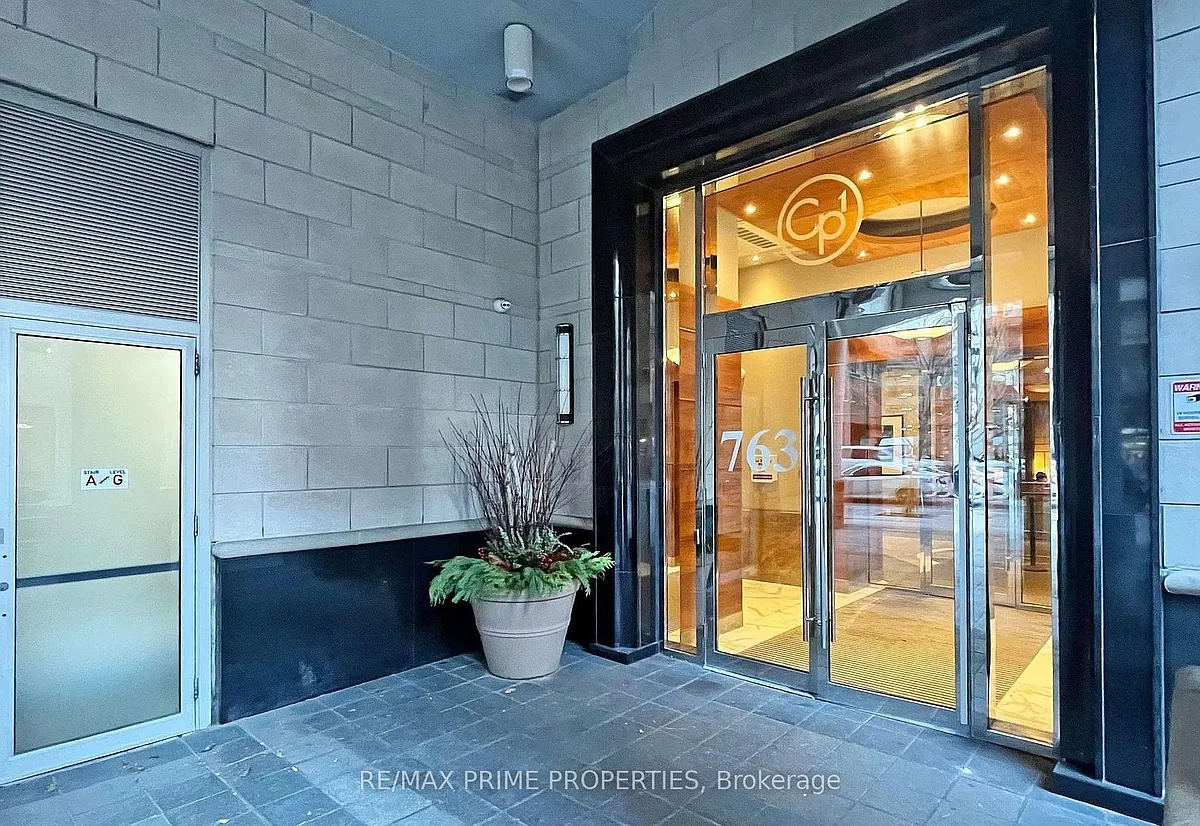 Building Photo - 763 Bay St #4702