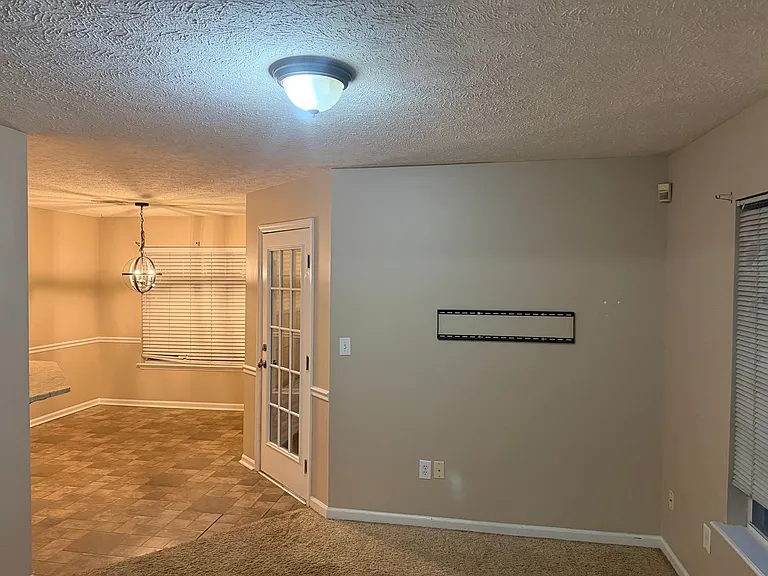 106 Thorton Dr — Photo 5