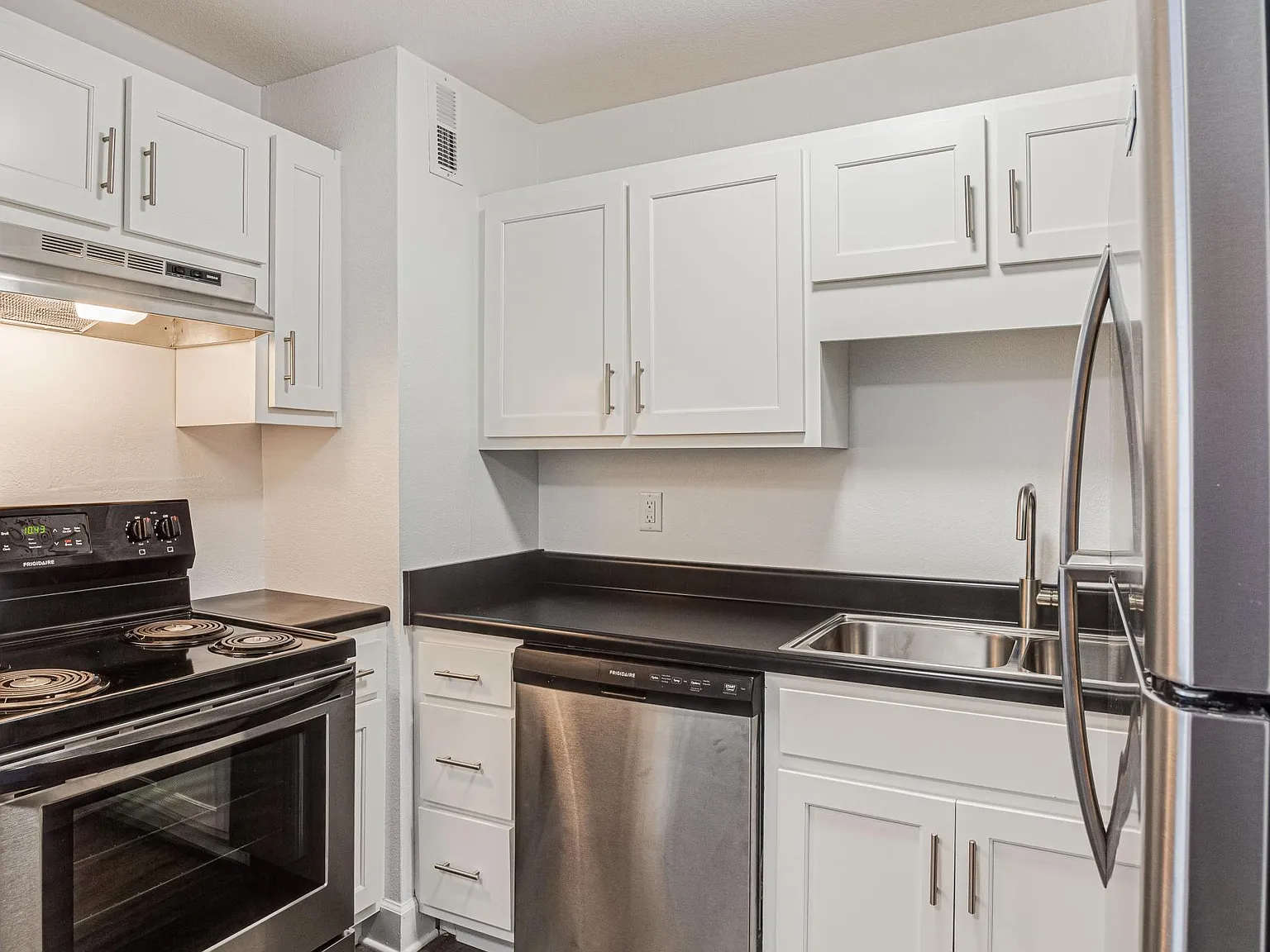 Sweetbay Apartment Homes — Photo 3