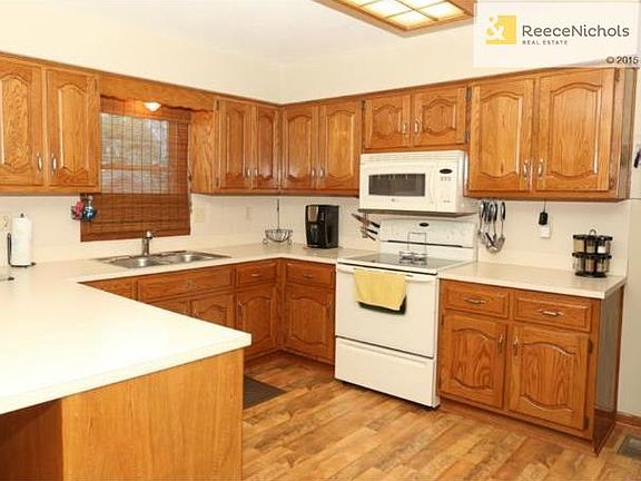 Large Kitchen with Breakfast Bar
