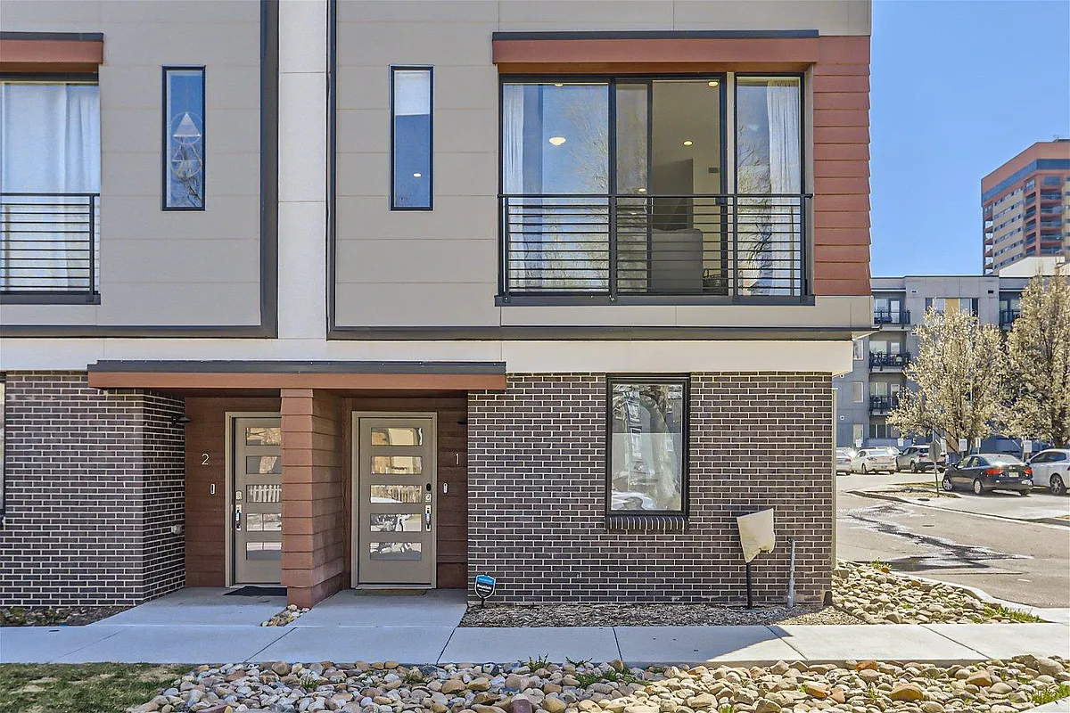 Corner unit receives lots of natural light - 2350 Tremont Pl #1