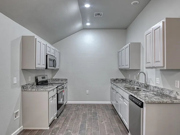 2721 Clifton Ter — Photo 10