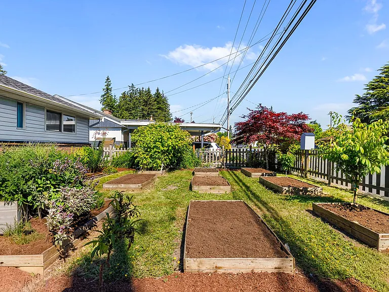 517 Pecks Dr — Photo 2