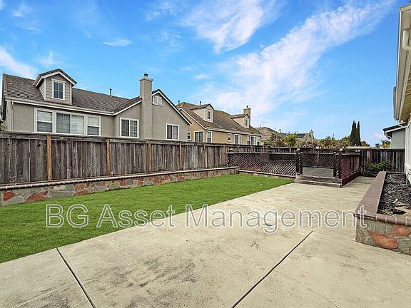 3rd image of 1057 N Shelter Bay