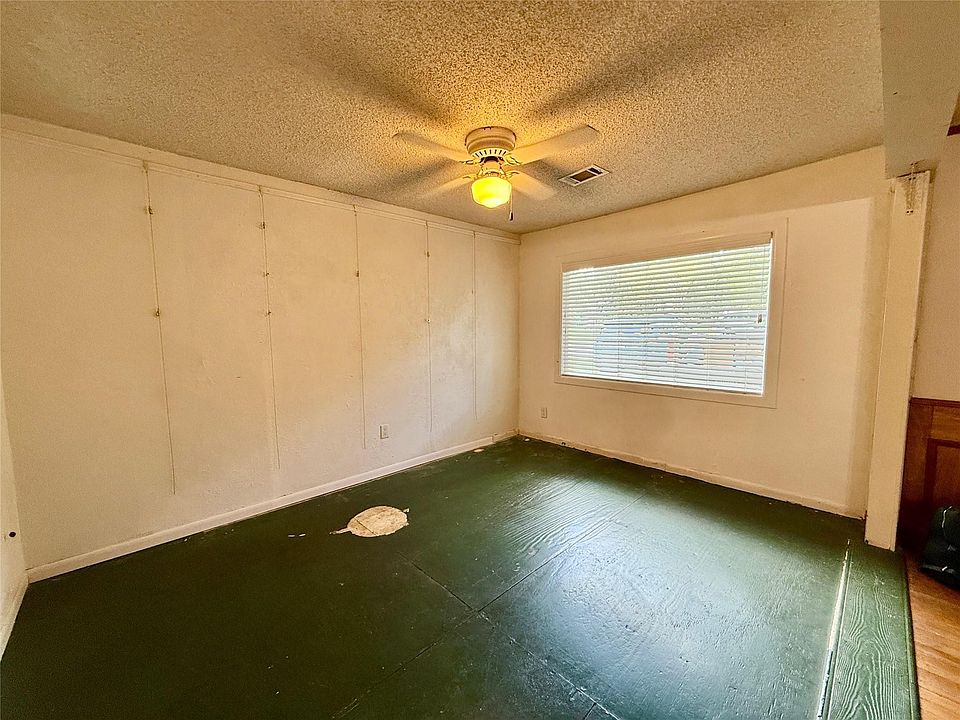 19th image of 409 Oak Dr