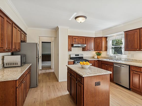5th image of 1050 Wellington Ave
