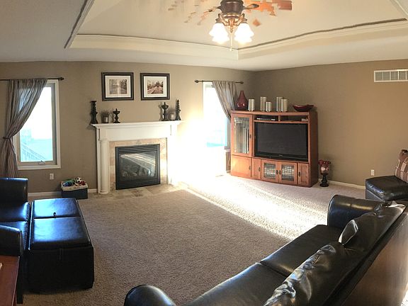 Living Room w/ Gas Fireplace
