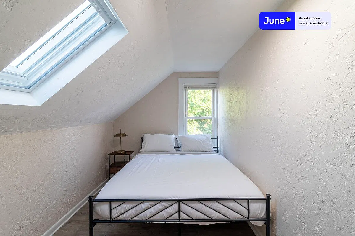 Queen bedroom in 6 bed/2 bath home in Allston #1735 E — Photo 2