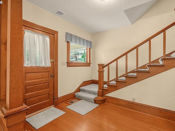 4th image of 608 SE Locust St