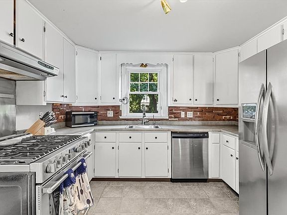 4th image of 31 Briggs Ave