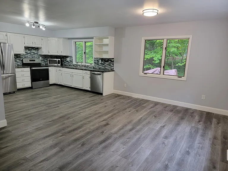 978 Sycamore Dr — Photo 3