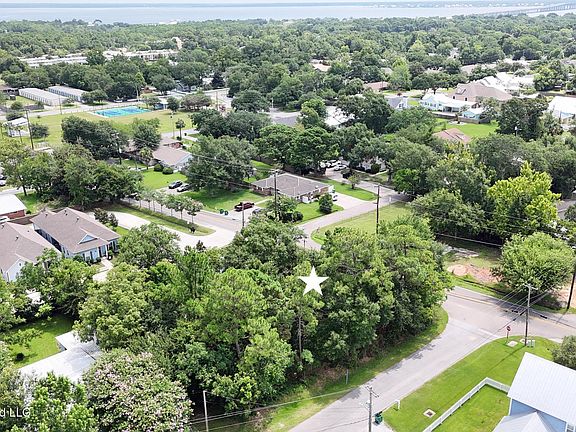 4th image of Demontluzin Ave