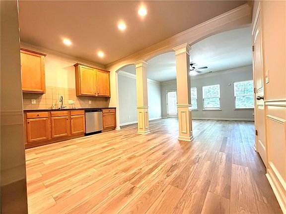 5th image of 323 Knelston Oak Dr