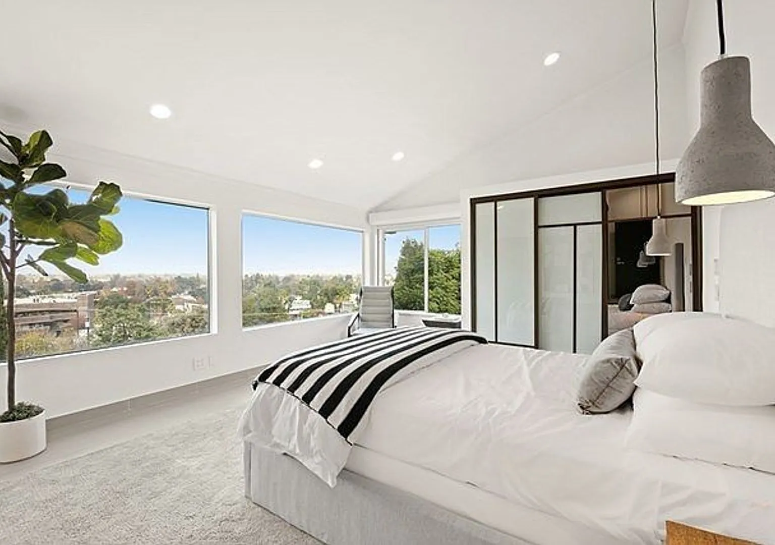 Stunning 5-Bedroom Home for Lease in the Heart of Studio City — Photo 2